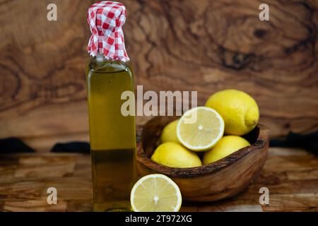 fruits de lime et liqueur de vinaigre de citron sur bois vivant Banque D'Images