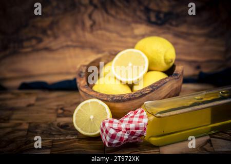 fruits de lime et liqueur de vinaigre de citron sur bois vivant Banque D'Images