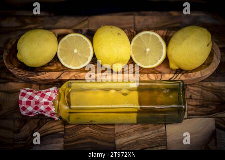 fruits de lime et liqueur de vinaigre de citron sur bois vivant Banque D'Images