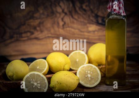 fruits de lime et liqueur de vinaigre de citron sur bois vivant Banque D'Images