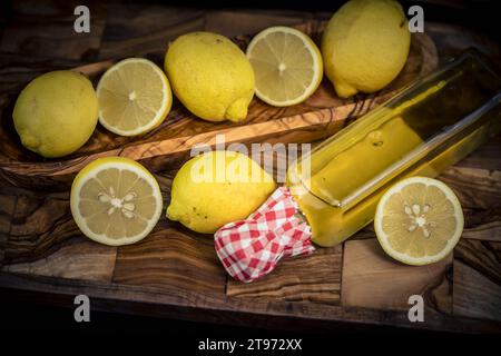 fruits de lime et liqueur de vinaigre de citron sur bois vivant Banque D'Images