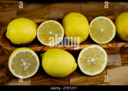 fruits de lime et liqueur de vinaigre de citron sur bois vivant Banque D'Images