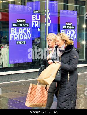 Glasgow, Écosse, Royaume-Uni. 23 novembre 2023. Le Black Friday a vu les acheteurs en force sur le mile de style de l'Écosse, Buchanan Street. Crédit Gerard Ferry/Alamy Live News Banque D'Images