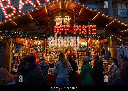 Les gens attendent à un stand de nourriture Off piste sur le marché de Noël à Bakewell Banque D'Images