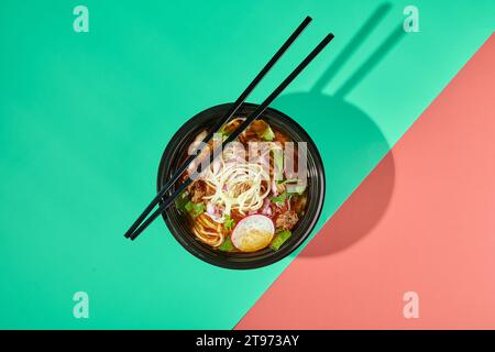 Birria ramen, soupe de consomme avec bœuf et nouilles. Mélange de cuisine mexicaine et asiatique. Banque D'Images