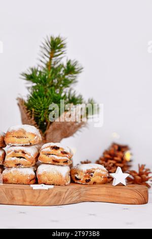 Petits morceaux de gâteau allemand Stollen, pain aux fruits aux noix, épices et fruits secs au sucre en poudre traditionnellement servi pendant les fêtes Banque D'Images