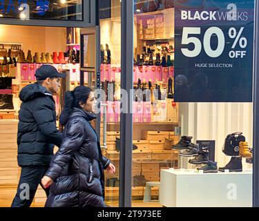 Glasgow, Écosse, Royaume-Uni. 23 novembre 2023. Le Black Friday a vu les acheteurs en force sur le mile de style de l'Écosse, Buchanan Street. Crédit Gerard Ferry/Alamy Live News Banque D'Images