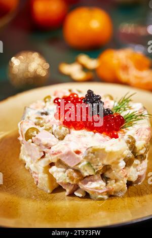 Gros plan d'assiette avec salade Olivier en portions sur la table du nouvel an. Fête dans le style russe Banque D'Images