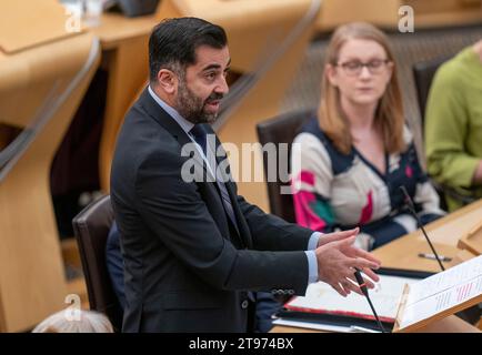 Le premier ministre écossais Humza Yousaf lors des questions du Premier ministre au Parlement écossais à Holyrood, Édimbourg. Date de la photo : jeudi 23 novembre 2023. Banque D'Images