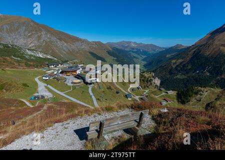 Hintertux Glacier Express, interstation à Sommerbergalm (2,200m) , région de randonnée populaire, Alpes du Zillertal, Tyrol, Autriche, Europe Banque D'Images