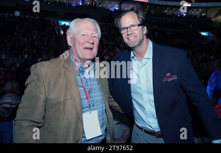 St. Louis, États-Unis. 26 novembre 2023. Jackie Smith (à gauche), membre du Temple de la renommée du football national, accueille Chris Pronger, membre du Temple de la renommée du hockey national, tandis que les deux assistent au match de boxe Guns and Hose à l'Enterprise Center de St. Louis le mercredi 22 novembre 2023. L'événement annuel amasse des fonds pour les familles des policiers, des pompiers et du personnel médical tués dans l'exercice de leurs fonctions. Photo de Bill Greenblatt/UPI crédit : UPI/Alamy Live News Banque D'Images