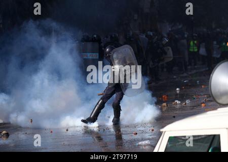 Katmandou, ne, Népal. 23 novembre 2023. Un policier népalais tente de repousser un obus lacrymogène lors d’une manifestation des partisans de la monarchie à Katmandou, au Népal, le 23 novembre 2023. (Image de crédit : © Aryan Dhimal/ZUMA Press Wire) USAGE ÉDITORIAL SEULEMENT! Non destiné à UN USAGE commercial ! Banque D'Images