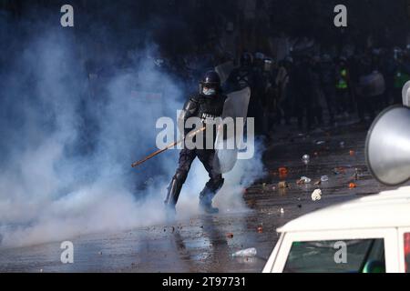 Katmandou, ne, Népal. 23 novembre 2023. Un policier népalais tente de repousser un obus lacrymogène lors d’une manifestation des partisans de la monarchie à Katmandou, au Népal, le 23 novembre 2023. (Image de crédit : © Aryan Dhimal/ZUMA Press Wire) USAGE ÉDITORIAL SEULEMENT! Non destiné à UN USAGE commercial ! Banque D'Images