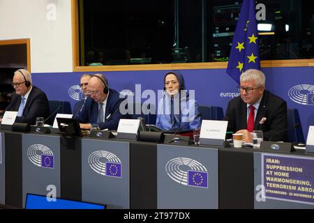 Strasbourg, France. 22 novembre 2023. Maryam Rajavi, leader de l'opposition iranienne, s'adresse au Parlement européen à Strasbourg. Un large éventail de membres du Parlement européen (MPE), s'adressent mercredi à une conférence à Strasbourg, appelant les dirigeants de l'Union européenne à lutter contre l'impunité et le terrorisme du régime iranien en mettant les Gardiens de la révolution sur une liste noire en tant qu'organisation terroriste et en fermant les ambassades du régime iranien. Crédit : SOPA Images Limited/Alamy Live News Banque D'Images