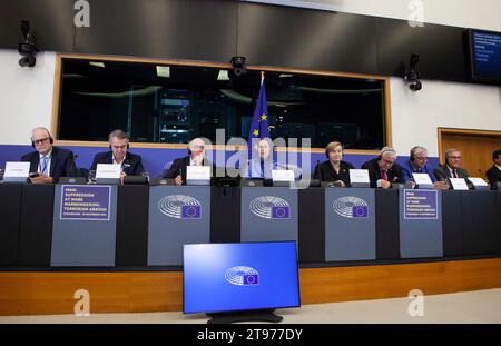 Strasbourg, France. 22 novembre 2023. Maryam Rajavi, leader de l'opposition iranienne, s'adresse au Parlement européen à Strasbourg. Un large éventail de membres du Parlement européen (MPE), s'adressent mercredi à une conférence à Strasbourg, appelant les dirigeants de l'Union européenne à lutter contre l'impunité et le terrorisme du régime iranien en mettant les Gardiens de la révolution sur une liste noire en tant qu'organisation terroriste et en fermant les ambassades du régime iranien. Crédit : SOPA Images Limited/Alamy Live News Banque D'Images