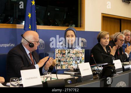 Strasbourg, France. 22 novembre 2023. Maryam Rajavi, leader de l'opposition iranienne, s'adresse au Parlement européen à Strasbourg. Un large éventail de membres du Parlement européen (MPE), s'adressent mercredi à une conférence à Strasbourg, appelant les dirigeants de l'Union européenne à lutter contre l'impunité et le terrorisme du régime iranien en mettant les Gardiens de la révolution sur une liste noire en tant qu'organisation terroriste et en fermant les ambassades du régime iranien. Crédit : SOPA Images Limited/Alamy Live News Banque D'Images