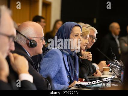 Strasbourg, France. 22 novembre 2023. Maryam Rajavi, leader de l'opposition iranienne, s'adresse au Parlement européen à Strasbourg. Un large éventail de membres du Parlement européen (MPE), s'adressent mercredi à une conférence à Strasbourg, appelant les dirigeants de l'Union européenne à lutter contre l'impunité et le terrorisme du régime iranien en mettant les Gardiens de la révolution sur une liste noire en tant qu'organisation terroriste et en fermant les ambassades du régime iranien. Crédit : SOPA Images Limited/Alamy Live News Banque D'Images