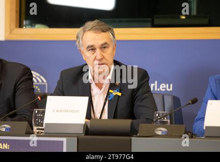 Strasbourg, France. 22 novembre 2023. Petras Austrevicius, député européen de Lituanie, prend la parole pendant la conférence. Un large éventail de membres du Parlement européen (MPE), s'adressent mercredi à une conférence à Strasbourg, appelant les dirigeants de l'Union européenne à lutter contre l'impunité et le terrorisme du régime iranien en mettant les Gardiens de la révolution sur une liste noire en tant qu'organisation terroriste et en fermant les ambassades du régime iranien. Crédit : SOPA Images Limited/Alamy Live News Banque D'Images