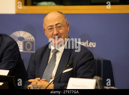 Strasbourg, France. 22 novembre 2023. L'eurodéputé portugais José Manuel Fernandes est vu pendant la conférence. Un large éventail de membres du Parlement européen (MPE), s'adressent mercredi à une conférence à Strasbourg, appelant les dirigeants de l'Union européenne à lutter contre l'impunité et le terrorisme du régime iranien en mettant les Gardiens de la révolution sur une liste noire en tant qu'organisation terroriste et en fermant les ambassades du régime iranien. Crédit : SOPA Images Limited/Alamy Live News Banque D'Images