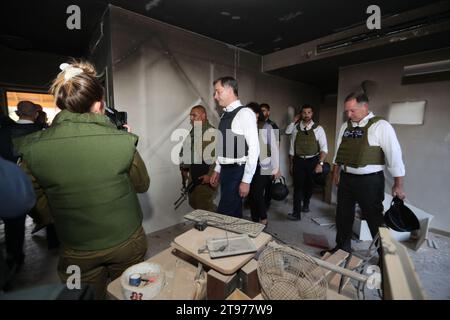 Le Premier ministre Alexander de Croo visite le kibboutz Be'eri dans le sud d'Israël, l'un des sites des attaques du Hamas du 07 octobre 2023, lors d'une visite d'une journée des premiers ministres belge et espagnol (présidence entrante et sortante de l'Europe) en Israël et en Palestine, à Jérusalem, le jeudi 23 novembre 2023. Les deux chefs de gouvernement auront des entretiens à Jérusalem et Ramallah avec des dirigeants politiques sur la guerre à Gaza. Les visites de sites en Israël et en Palestine devraient leur permettre de surveiller l'impact de l'attaque terroriste du Hamas du 7 octobre et de discuter de la situation humanitaire à Gaza PHOTO BELGA Banque D'Images