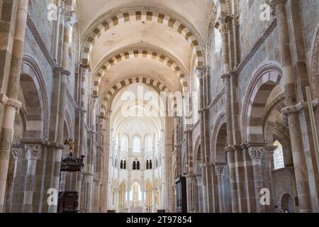 Vézelay, FRANCE - 20 juillet 2023 : nef et autel de la basilique Sainte-Marie-Madeleine, site emblématique, désormais inscrit sur la liste du patrimoine mondial de l'UNESCO. Banque D'Images