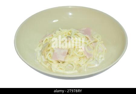 spaghetti à la vapeur, cabonara blanc sauce à la crème, garniture tranche de jambon de porc sur l'assiette Banque D'Images