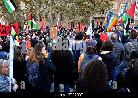 Marseille, France. 18 novembre 2023. Les manifestants avec des drapeaux, se sont rassemblés pour écouter les discours pendant la manifestation. Les gens manifestent dans les rues des grandes villes de France pour un "cessez-le-feu immédiat" à Gaza. Ici à Marseille, plusieurs centaines de manifestants défilent de la mairie à la préfecture. (Photo Gerard Bottino/SOPA Images/Sipa USA) crédit : SIPA USA/Alamy Live News Banque D'Images