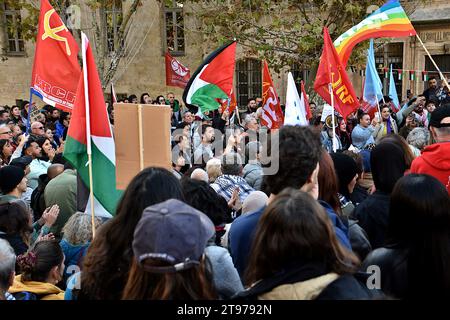 Marseille, France. 18 novembre 2023. Les manifestants avec des drapeaux, se sont rassemblés pour écouter les discours pendant la manifestation. Les gens manifestent dans les rues des grandes villes de France pour un "cessez-le-feu immédiat" à Gaza. Ici à Marseille, plusieurs centaines de manifestants défilent de la mairie à la préfecture. (Photo Gerard Bottino/SOPA Images/Sipa USA) crédit : SIPA USA/Alamy Live News Banque D'Images