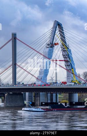 Neubau der Autobahnbrücke der A1 über den Rhein BEI Leverkusen, nach der Fertigstellung der neuen Brücke, wird die alte, vorne, abgerissen und eine weitere, für eine insgesamt 8-spigen Ausbau, an der gleichen Stelle neu gebaut, Frachtschiff, Hochwasser, Leverkusen, NRW, NRW, Deutschland, Autobahnbrücke Leverkusen *** Nouvelle construction du pont autoroutier de l'A1 sur le Rhin près de Leverkusen, après l'achèvement du nouveau pont, l'ancien, en face, sera démoli et un autre, pour un total de 8 voies, sera reconstruit au même endroit, cargo cargo, Flood, Leverkusen, NRW, Allemagne, haut Banque D'Images