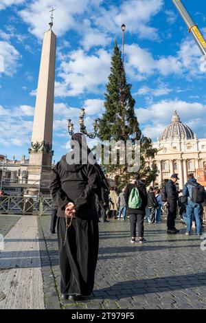 Vatican, Vatican. 23 novembre 2023. Une nonne assiste à l'arrivée de l'arbre à St. Peter's Square. Arrivée et levage de l'arbre de Noël, arrivé de la haute vallée Maira, dans la municipalité de Macra, dans le diocèse de Saluzzo et la province de Cuneo, Italie, à St. Peter's Square. (Photo Stefano Costantino/SOPA Images/Sipa USA) crédit : SIPA USA/Alamy Live News Banque D'Images