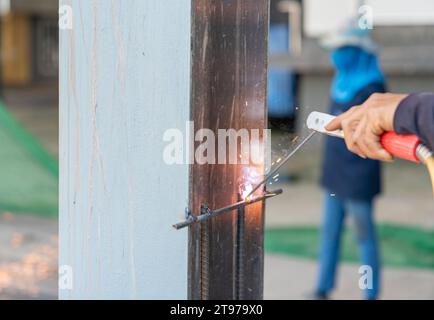 Fermer les travaux d'acier de soudage des métaux utilisant la machine de soudage à l'arc électrique pour souder l'acier à l'usine. Banque D'Images