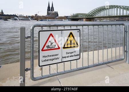 signes avertissant des inondations en allemand et en anglais sur les rives du rhin à cologne novembre 2023 Banque D'Images