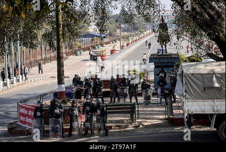 Katmandou, Bagmati, Népal. 23 novembre 2023. La police anti-émeute népalaise prend garde lors d'une manifestation réclamant le rétablissement de la monarchie népalaise à Katmandou, Népal, le 23 novembre 2023. (Image de crédit : © Sunil Sharma/ZUMA Press Wire) USAGE ÉDITORIAL SEULEMENT! Non destiné à UN USAGE commercial ! Banque D'Images
