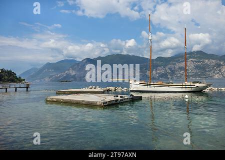 Bateaux et promenade Malcesine sur les rives du lac de Garde en Italie Banque D'Images