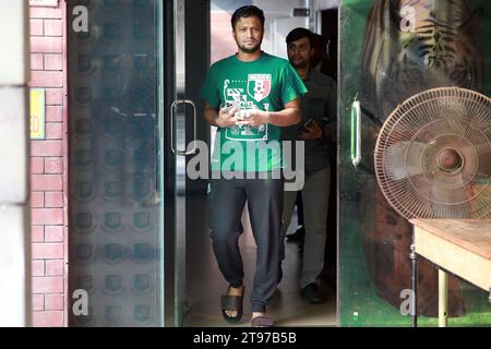 Shakib Al Hasan, le bangladais ace All-Round, arrive au siège du Bangladesh Cricket Board (BCB) pour la première fois depuis son retour de Wor Banque D'Images