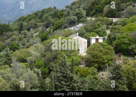 Une petite église chrétienne orthodoxe ou chapelle située dans les collines et la forêt au-dessus de la ville d'Evdilos, sur l'île grecque d'Ikaria, Grèce. Banque D'Images