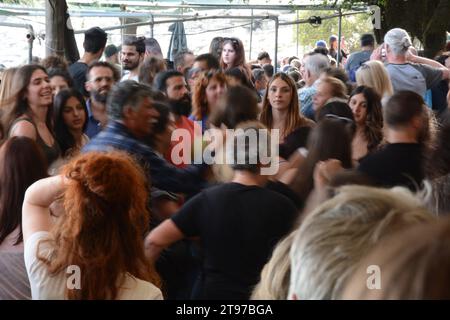 Des villageois grecs dansent au festival du village panigiri d'Agios Isidoros (Saint Isidore), près de Pezi, île d'Ikaria, une «zone bleue» en Grèce. Banque D'Images