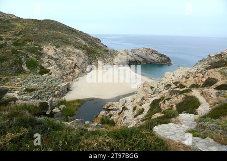 Une plage isolée et une crique sous le village de NAS, sur la côte nord d'Ikaria, une «zone bleue» dans les îles grecques, Grèce. Banque D'Images