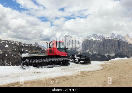 Souffleuse à neige dans les Dolomites, cinq tours (Cinque Torri) Italie Banque D'Images