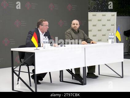 Non exclusif : KIEV, UKRAINE - 21 NOVEMBRE 2023 - le ministre ukrainien de la Défense Rustem Umerov (à droite) et le ministre allemand de la Défense Boris Pistorius sont pictur Banque D'Images