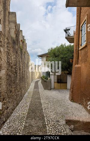 Vieilles rues de Malcesine sur les rives du lac de Garde en Italie Banque D'Images