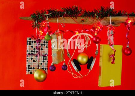 livres audio comme cadeau de noël, cadeau de noël, écoute, lecture, littérature, éducation, concept de vacances de noël. Livres avec casque vintage et chr Banque D'Images