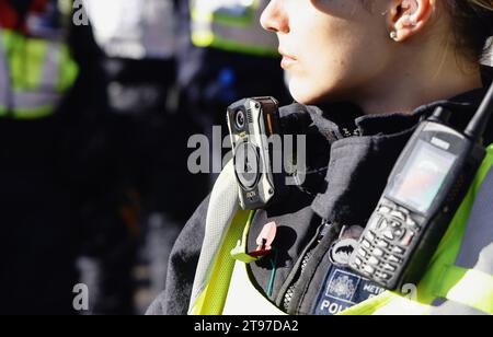 Angleterre, Londres, Parliament Square, police de l'ordre public avec caméra portée par le corps. Banque D'Images