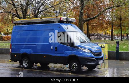 Angleterre, Londres, Jubilee Gardens près du London Eye et du bâtiment BP. Il suffit d'arrêter les manifestants Oil surveillés par un fourgon de police anonyme utilisant la technologie de reconnaissance faciale. Banque D'Images