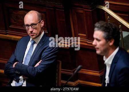 Bruxelles, Belgique. 23 novembre 2023. Vincent Van Peteghem, vice-premier ministre et ministre des Finances, et Joris Vandenbroucke, de Vooruit, photographiés lors d'une session plénière de la Chambre au Parlement fédéral à Bruxelles, le jeudi 23 novembre 2023. BELGA PHOTO JASPER JACOBS crédit : Belga News Agency/Alamy Live News Banque D'Images