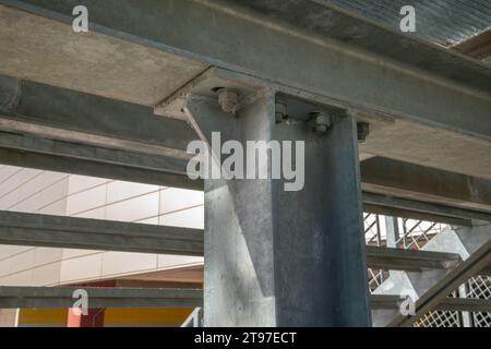 structure particulière en acier inoxydable galvanisé, avec détails des poutres en acier et de leur boulonnage. escalier anti-intention, passage pour piétons. Banque D'Images