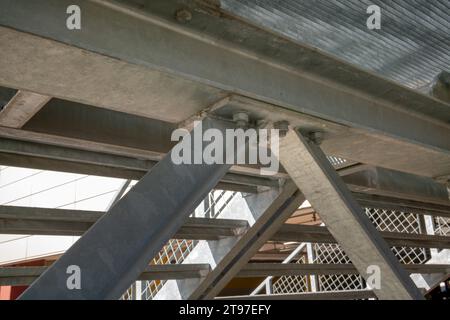 structure particulière en acier inoxydable galvanisé, avec détails des poutres en acier et de leur boulonnage. escalier anti-intention, passage pour piétons. Banque D'Images