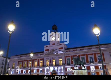 Madrid, Espagne, 18 novembre 2023, Puerta del sol, au coucher du soleil, Madrid, l'un des monuments célèbres de la capitale et du centre Banque D'Images