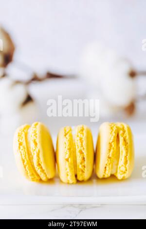 Trois macarons français à saveur de citron Banque D'Images