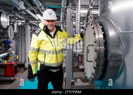 Landau, Allemagne. 23 novembre 2023. Horst Kreuter, co-fondateur du projet chez Vulcan Energie Ressourcen GmbH, est présent dans l’usine dite d’optimisation de l’extraction du lithium. Vulcan Energie Ressourcen GmbH prévoit d’utiliser l’énergie géothermique profonde pour extraire le lithium exempt de dioxyde de carbone de l’eau thermale du Graben du Rhin supérieur. Avec le cobalt, le lithium est l'une des matières premières les plus importantes pour les batteries. Crédit : Uwe Anspach/dpa/Alamy Live News Banque D'Images